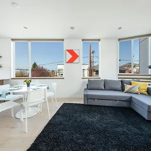 https://modern-townhome-in-seattles-central-district-with-rooftop.seattlehotelsites.com